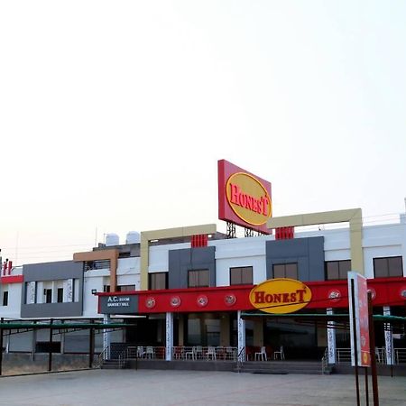Virat Hotel & Guest House Radhanpur Екстер'єр фото